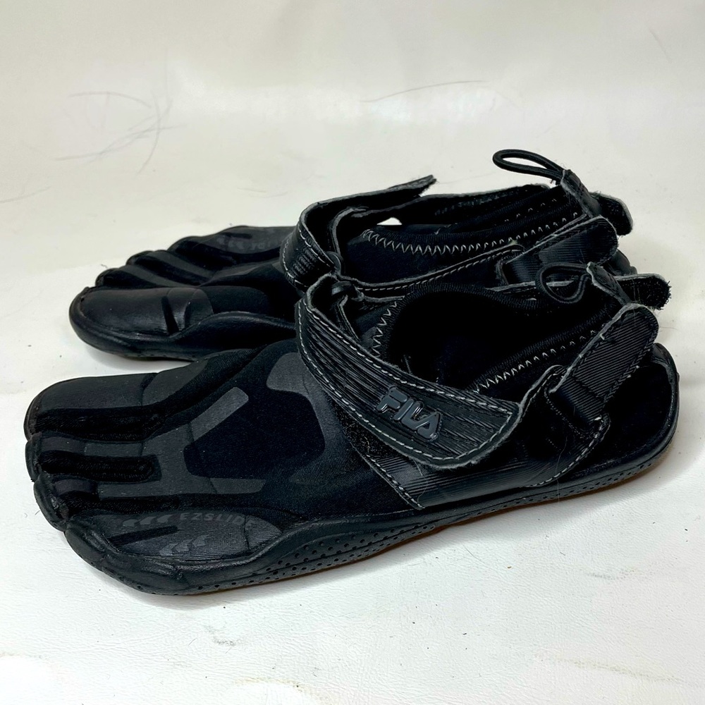 Fila size 2 toe shoes kids skele-toes black Velcro